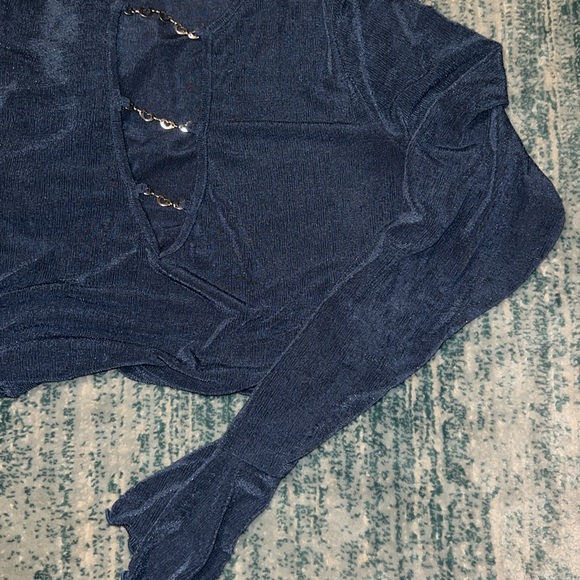 BLUE MESH CROP TOP WITH BELLE SLEEVS AND SILVER HEART CHAIN - Picture 2 of 4